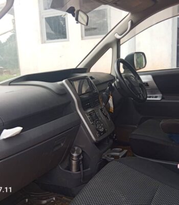 Toyota Noah Si