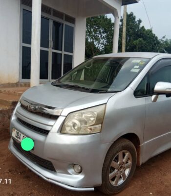 Toyota Noah Si
