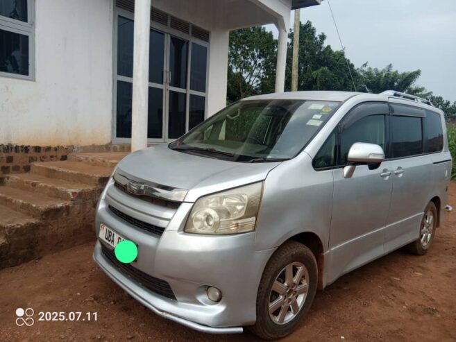 Toyota Noah Si