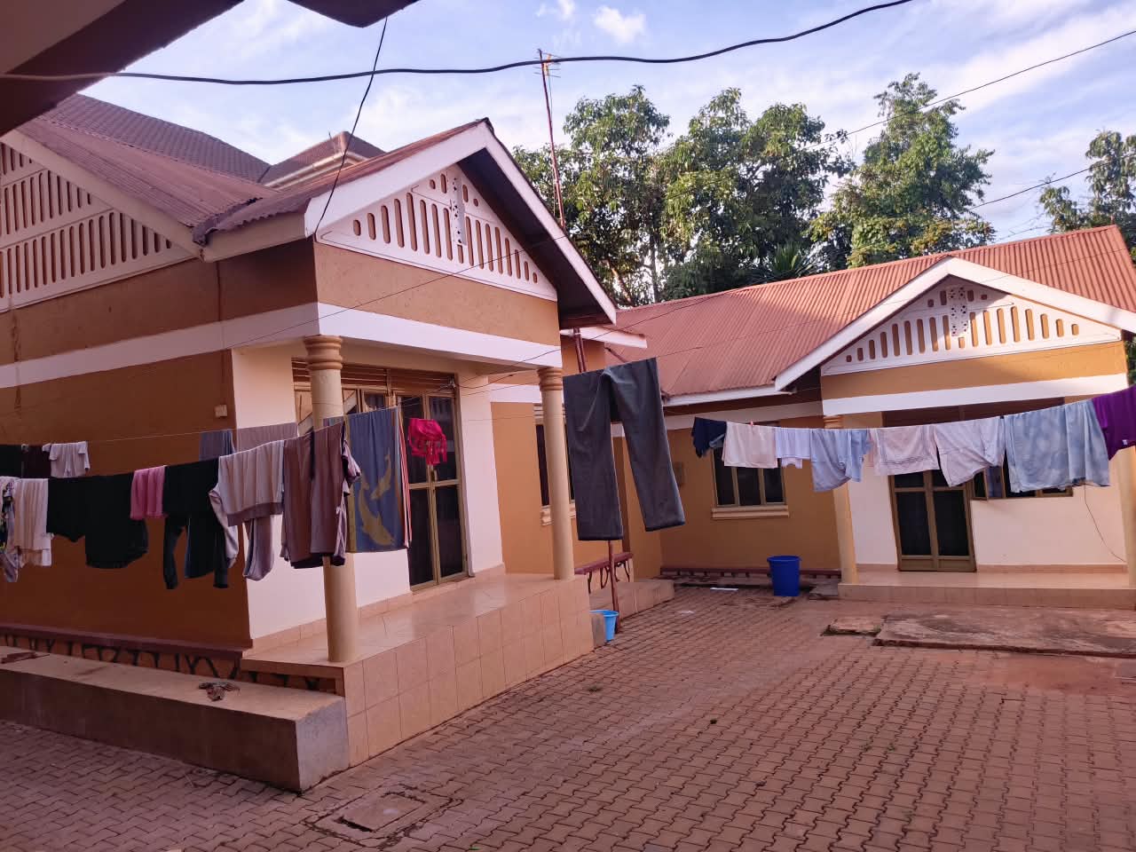 Commercial House For Sale